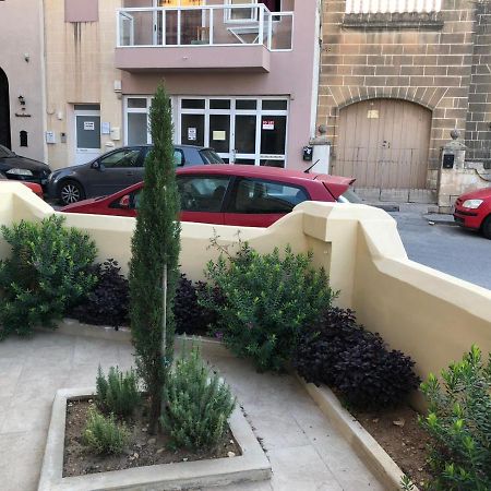 Oleander Butts Inn Zebbug  Luaran gambar