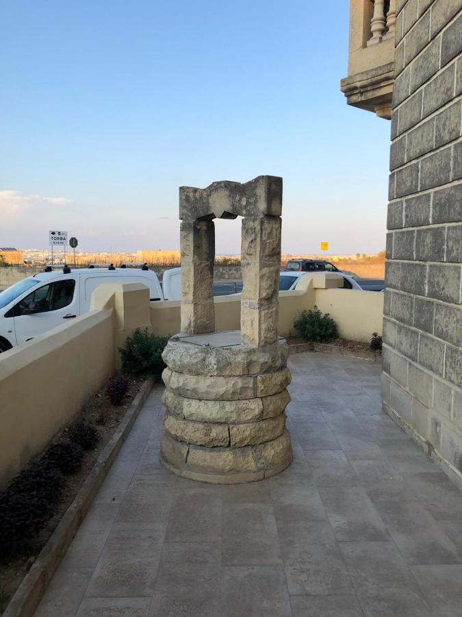 Oleander Butts Inn Zebbug  Luaran gambar