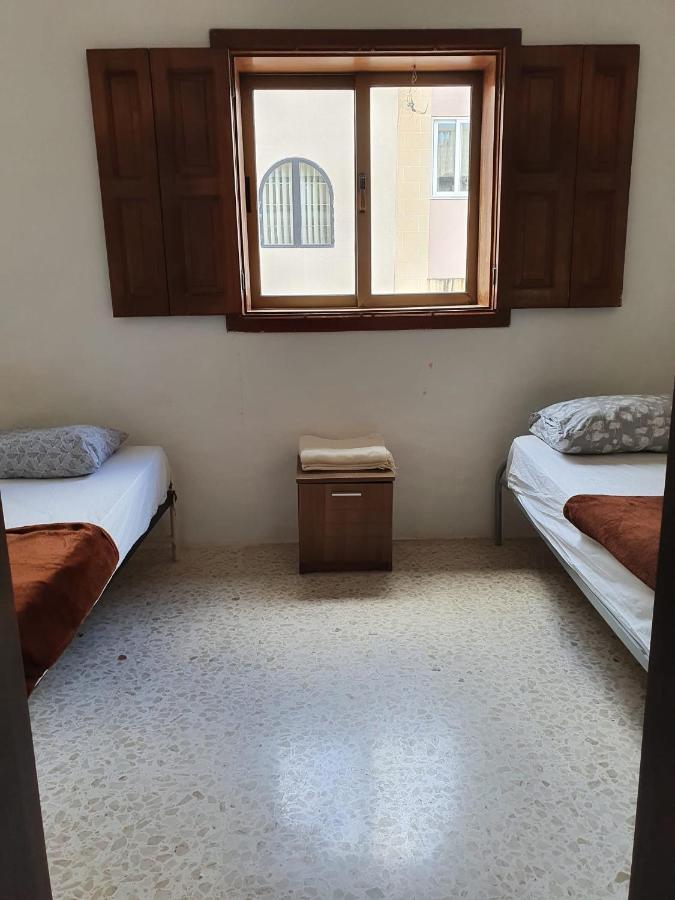 Oleander Butts Inn Zebbug  Luaran gambar